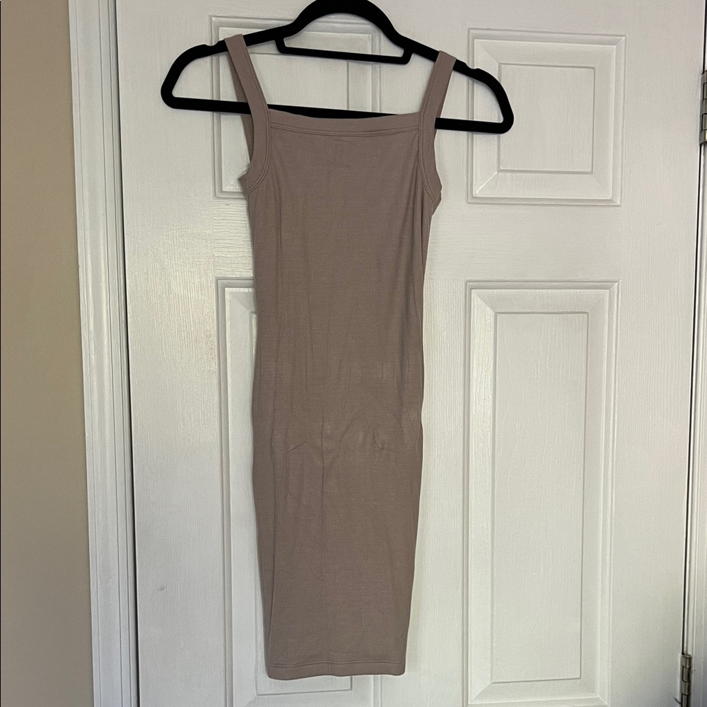 Chic Sleeveless Tan Midi Dress